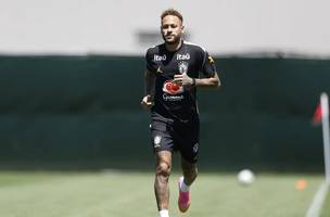 Neymar voltou a treinar no gramado, mas ainda não participou das atividades com o grupo. (Foto: Rafael Ribeiro/CBF/proibida reprodução)