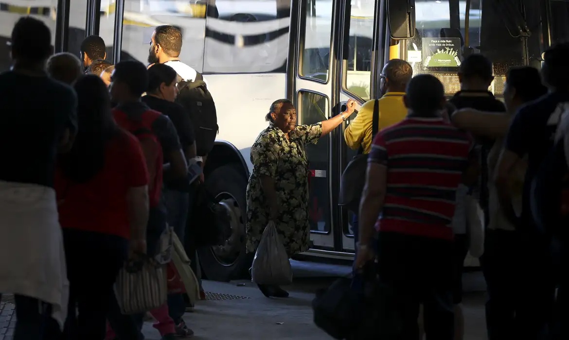 Número de idosos ocupados bate recorde, mas maioria atua sem proteção trabalhista.