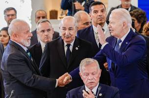 O presidente Luiz Inácio Lula da Silva (PT) cumprimenta Joe Biden, presidente dos Estados Unidos, em reunião de cúpula do G7 (Foto: Ricardo Stuckert/PR)