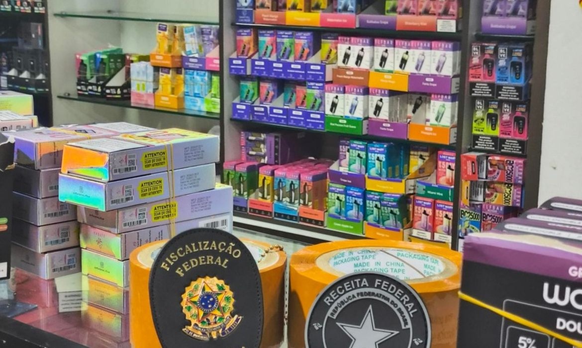 Operação conjunta retirou do mercado milhares de cigarros eletrônicos e produtos contrabandeados.
