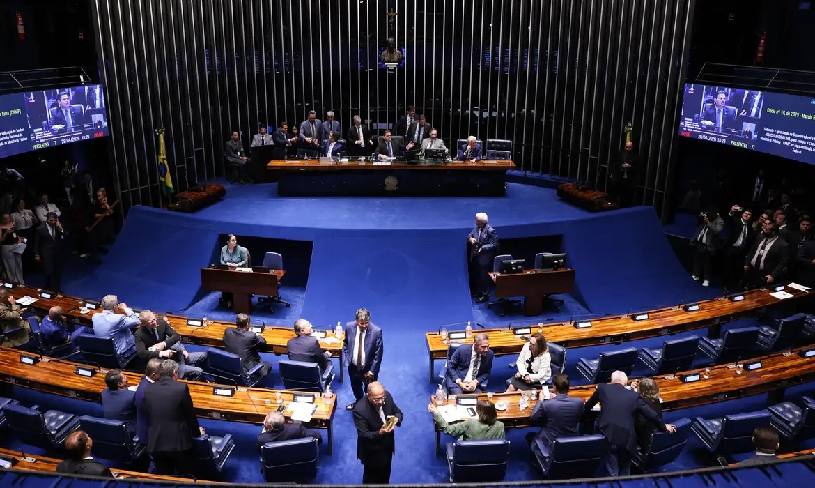 PEC do fim da escala 6x1 segue sem avanço no Senado à espera de decisão de Alcolumbre.
