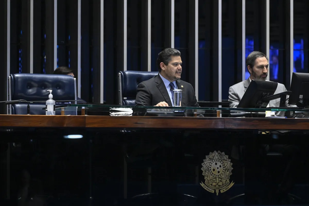 PEC que reduz a jornada de trabalho aguarda despacho para começar a tramitar na CCJ do Senado.
