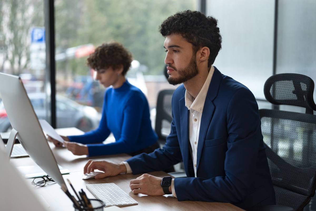 Pessoas no escritório analisando e verificando gráficos financeiros