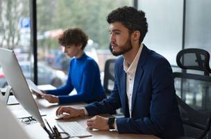 Pessoas no escritório analisando e verificando gráficos financeiros (Foto: Magnific)