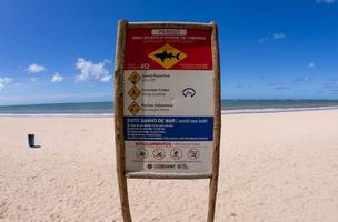 Placa de alerta de tubarão na Praia de Piedade, em Jaboatão dos Guararapes, no Grande Recife (Foto: (Crédito: Rafael Vieira - DP Foto))