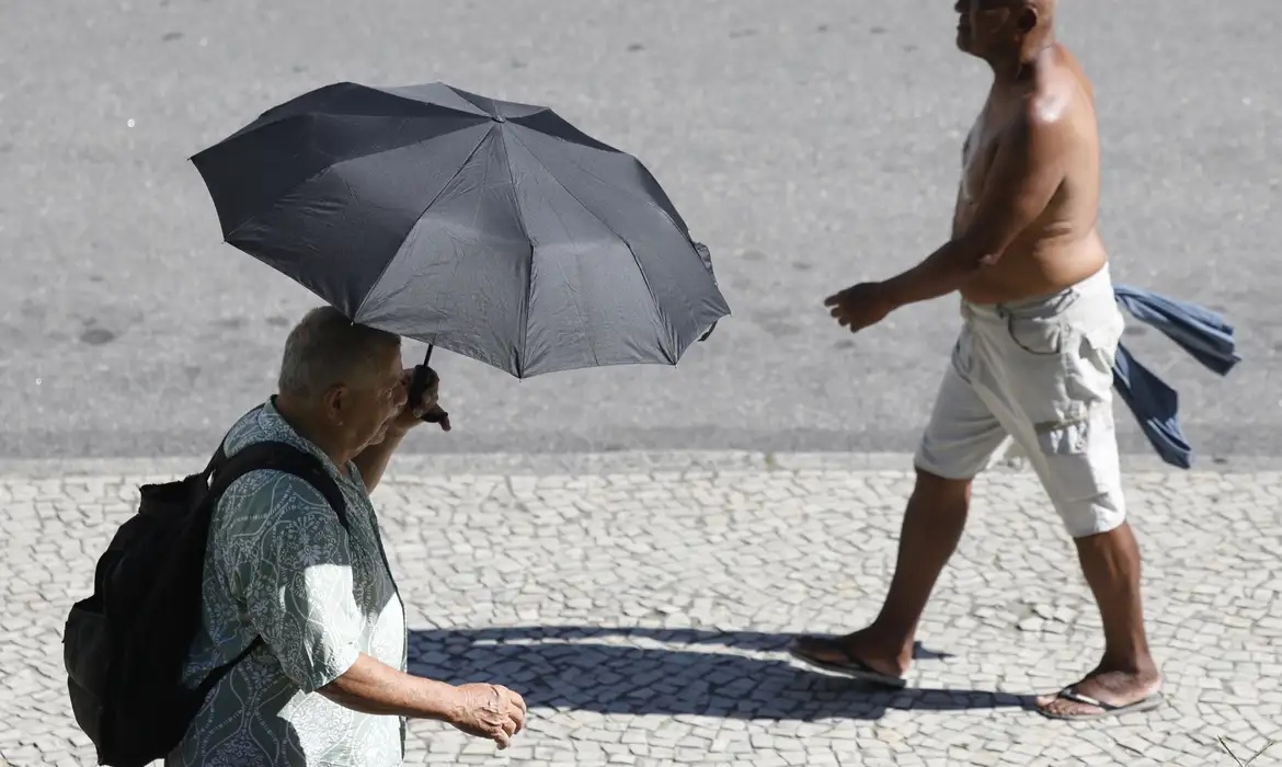 Plano do Ministério da Saúde reforça a preparação do SUS para ondas de calor e eventos climáticos extremos.