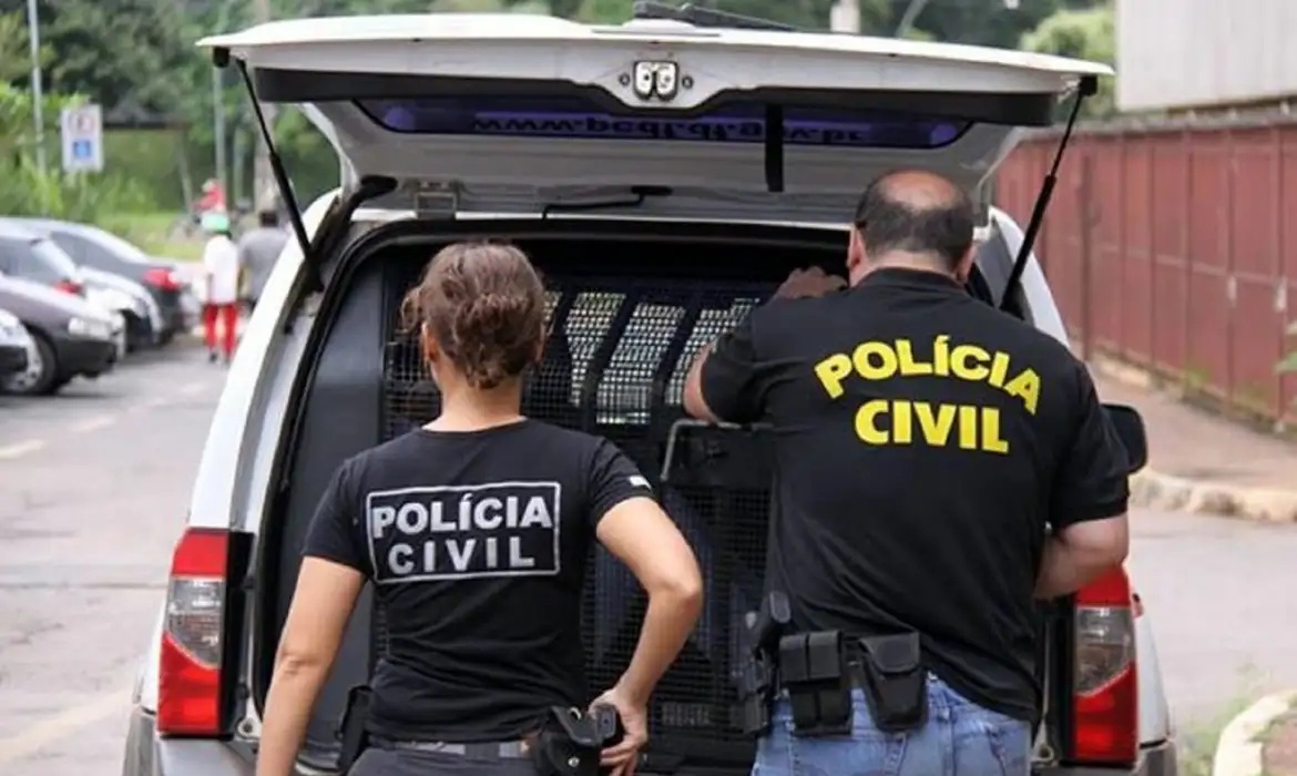 Polícia Civil apura circunstâncias da apreensão de arma atribuída ao ex-presidente Jair Bolsonaro.