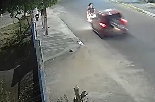 Policial e a filha estavam em uma motocicleta quando foram atingidos por um carro em alta velocidade (Foto: Reprodução)