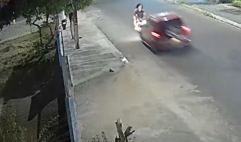 Policial e a filha estavam em uma motocicleta quando foram atingidos por um carro em alta velocidade