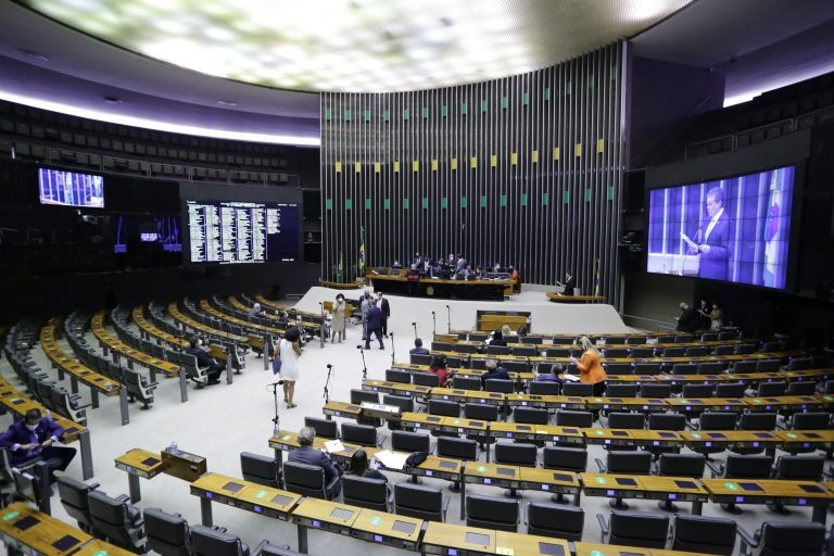 Proposta aprovada na CCJ amplia proteção a profissionais de enfermagem vítimas de violência.