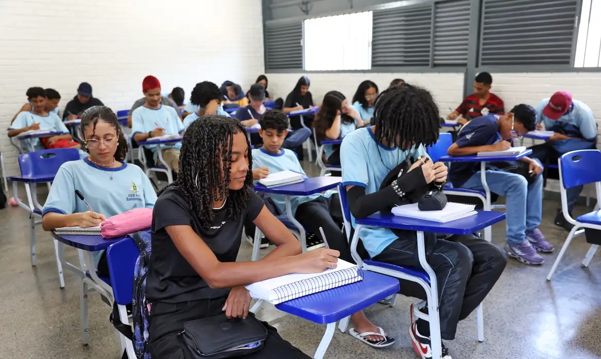 Queda do analfabetismo marca avanço educacional, mas desigualdades persistem no país.