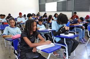 Queda do analfabetismo marca avanço educacional, mas desigualdades persistem no país. (Foto: Antônio Cruz/Agência Brasil)