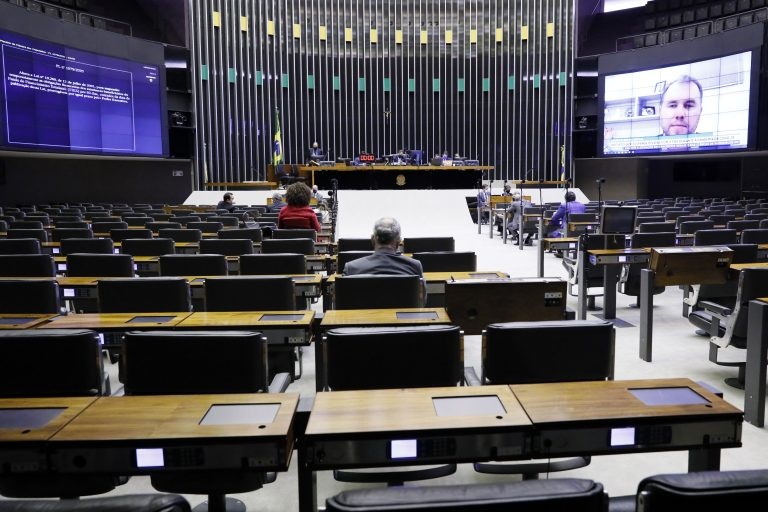 Sistema remoto mantém votações à distância e reduz presença de deputados em plenário.