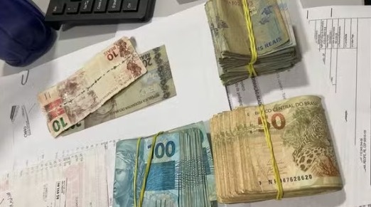 Valores apreendidos na Operação Conto da Sorte, que apura a atuação de plataformas ilegais de apostas e possíveis vínculos com organizações criminosas.