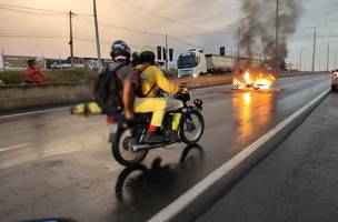 Veículo ficou em chamas na rodovia (Foto: Reprodução)