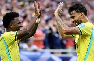 Vini Jr. e Lucas Paquetá comemoram o segundo gol do Brasil sobre a Escócia (Foto: Carmen Mandato - FIFA)