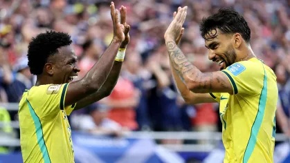 Vini Jr. e Lucas Paquetá comemoram o segundo gol do Brasil sobre a Escócia