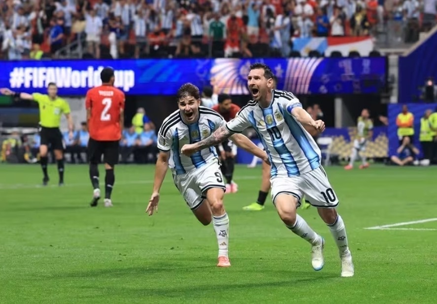 Argentina virou sobre o Egito nos minutos finais e garantiu vaga nas quartas de final da Copa.