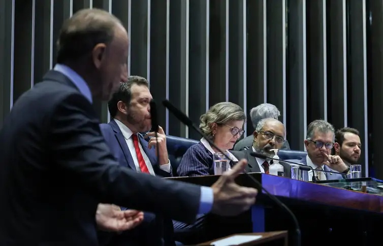 Audiência no Senado reuniu governo, empresários e sindicatos para discutir a PEC da jornada de trabalho.