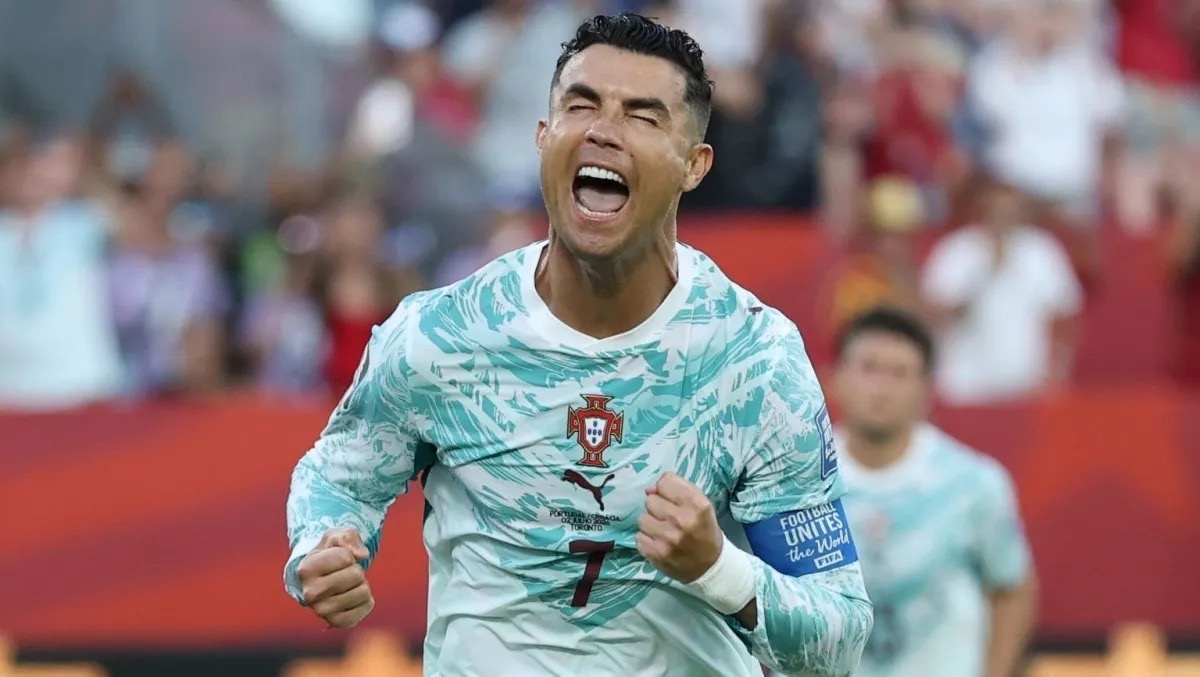 Cristiano Ronaldo marca três de pênalti e classifica Portugal às oitavas