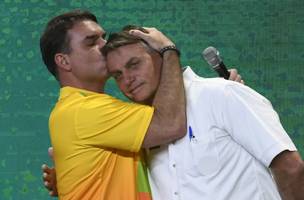 Decisão do STF suspende visitas de Flávio Bolsonaro ao ex-presidente por três meses. (Foto: Mateus Bonomi/Anadolu Agency via Getty Images)