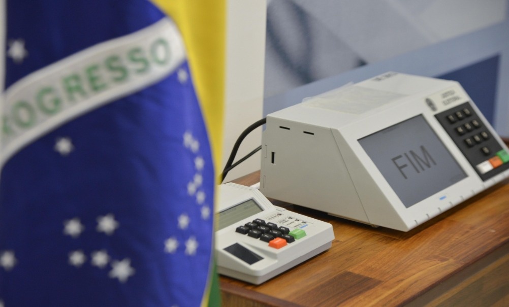 Dez presidentes de partidos receberam R$ 2,95 milhões em 2025; 96% dos recursos eram públicos.