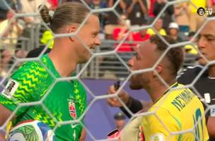 Discussão entre Neymar e Nyland em derrota do Brasil para Noruega na Copa do Mundo (Foto: (Reprodução / Cazé TV))