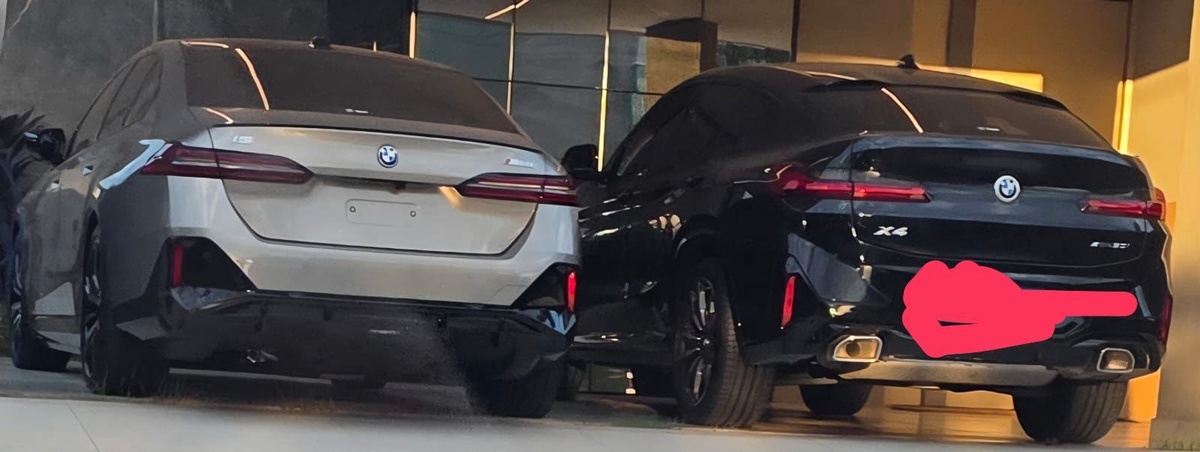 Dois automóveis de luxo na garagem do apartamento do juíz. Seriam os quatro