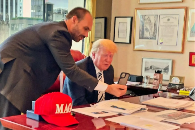 Eduardo Bolsonaro e Trump em Washington