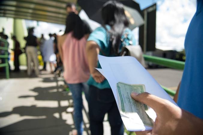 Eleitores podem solicitar o voto em trânsito até 20 de agosto.