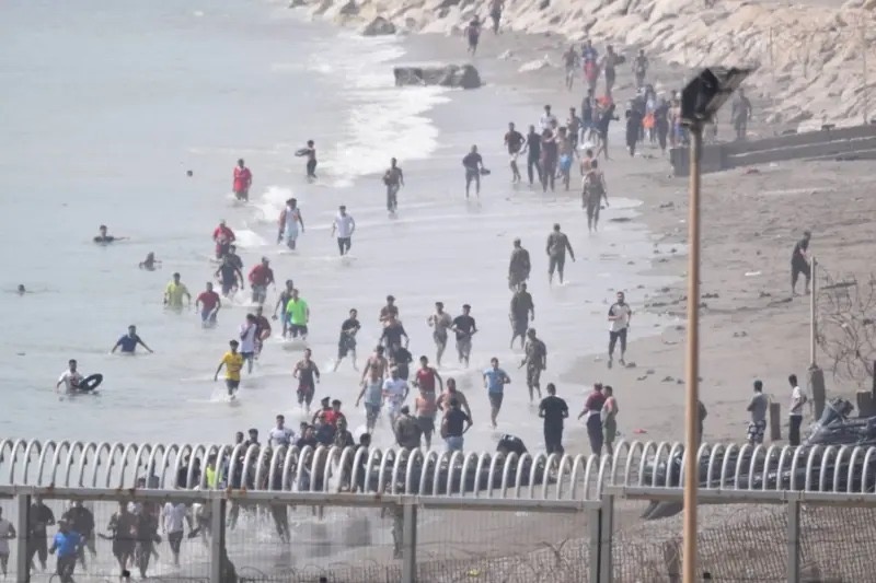 Entrada de imigrantes na Ceuta, cidade espanhola