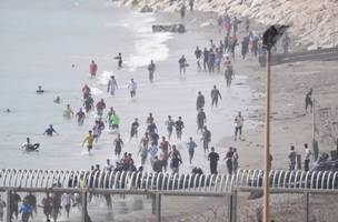 Entrada de imigrantes na Ceuta, cidade espanhola (Foto: Getty Images)