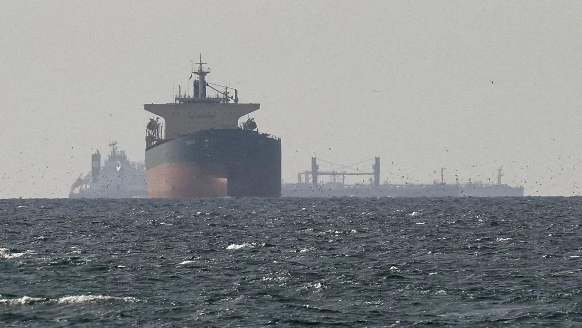 Escalada do conflito entre EUA e Irã impulsiona preços do petróleo e aumenta tensão no Estreito de Ormuz.
