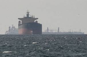 Escalada do conflito entre EUA e Irã impulsiona preços do petróleo e aumenta tensão no Estreito de Ormuz. (Foto: REUTERS/Stringer)