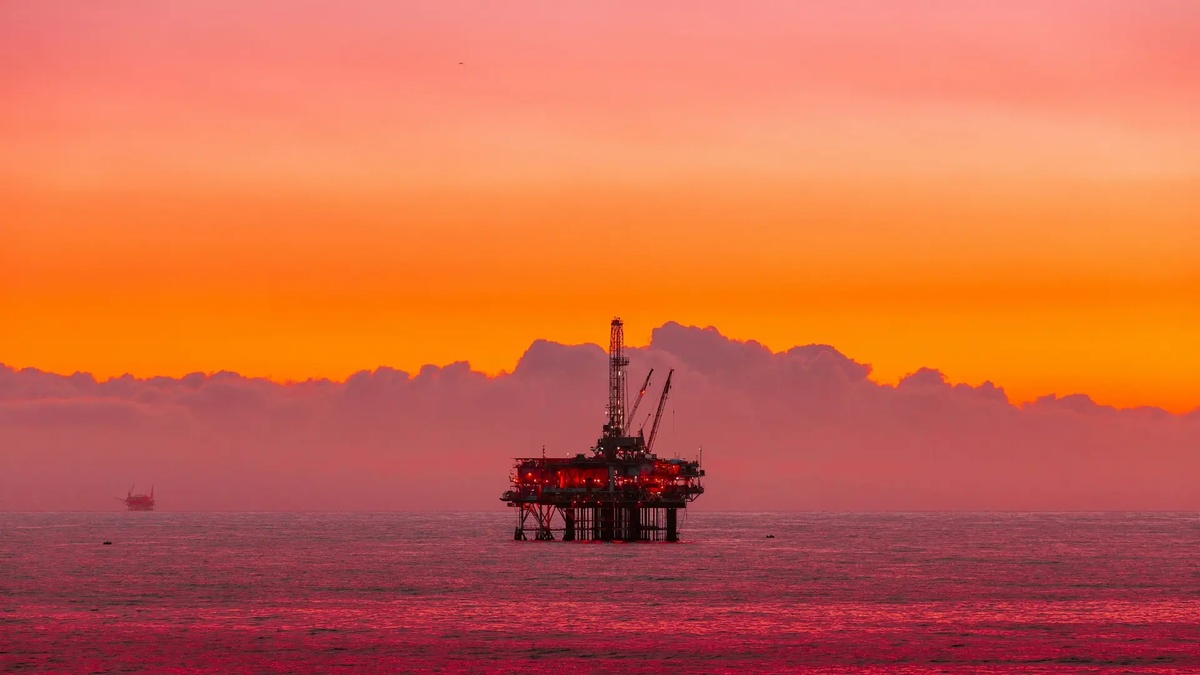 Escalada dos conflitos impulsiona preços do petróleo no mercado internacional.