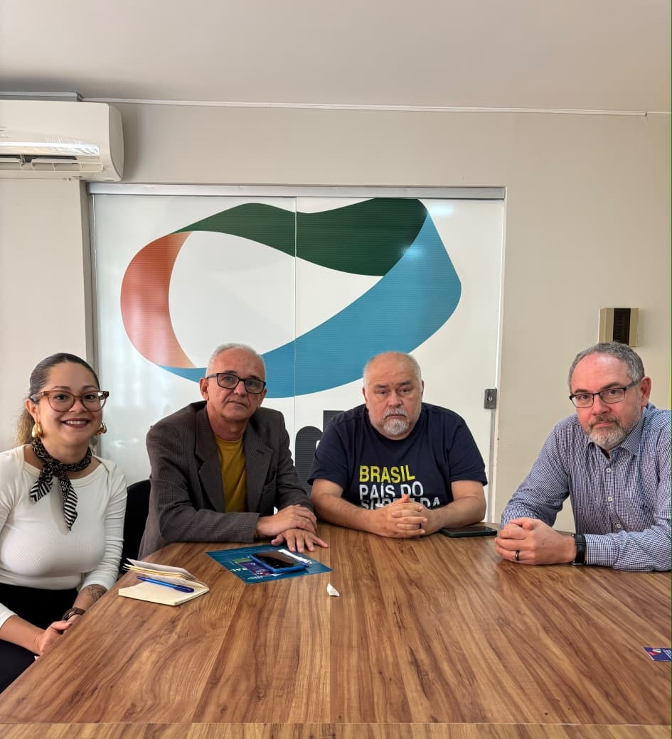 Executiva Estadual da REDE Piauí, representada por Messias Júnior (segundo da esquerda para a direita), durante reunião com integrantes da Executiva Nacional do partido, em Brasília.