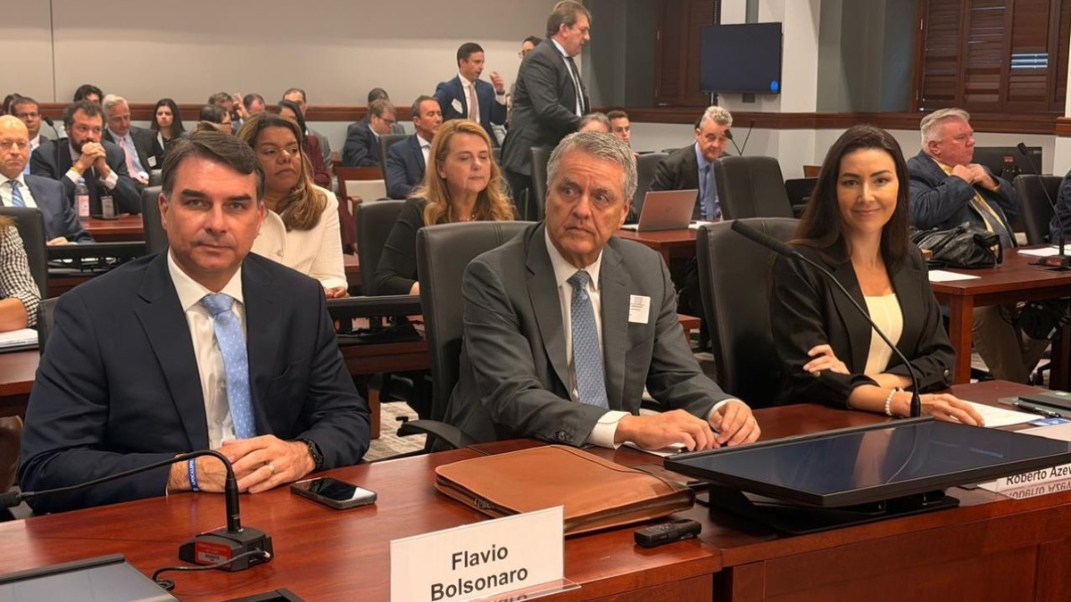 Flávio Bolsonaro discursou em audiência do USTR, em Washington, sobre tarifas aplicadas ao Brasil.