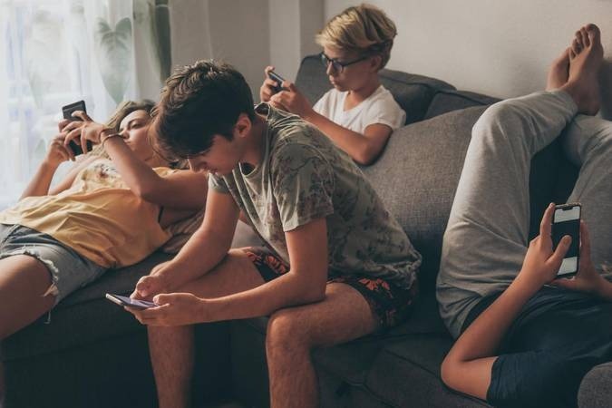 França aprova lei que restringe o acesso de menores de 15 anos às redes sociais.