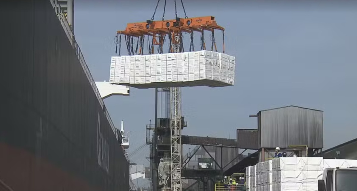 Governo apresenta linha de crédito para reduzir impactos da tarifa dos EUA sobre exportadores brasileiros.