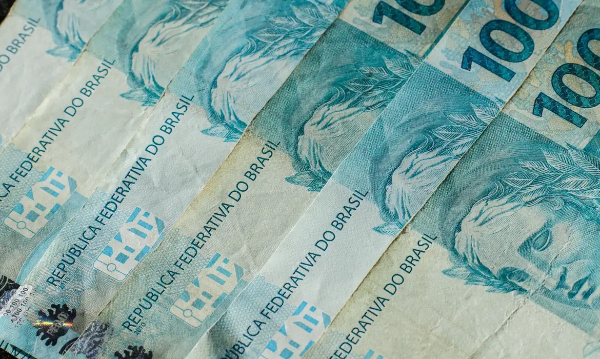 Governo reduz bloqueio de recursos após revisão das contas públicas.