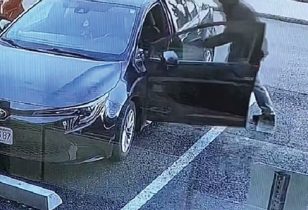 Imagens de câmeras de segurança registraram o momento do assalto a mão armada
