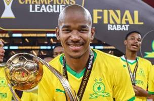 Jayden Adams com o troféu da Champions da África • (Foto: Instagram)