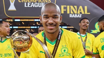 Jayden Adams com o troféu da Champions da África •