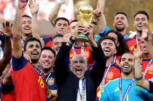 Jogadores da Espanha dividirão parte da premiação paga pela Fifa após o título mundial. (Foto: FIFA/FIFA via Getty Images)