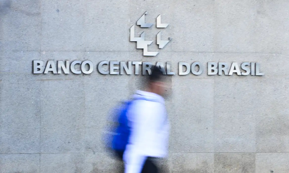 Juros elevados e aumento da renda comprometida mantêm pressão sobre o orçamento das famílias brasileiras.