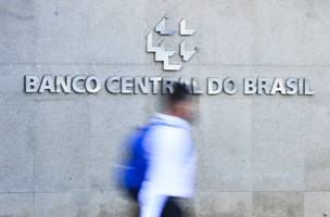 Juros elevados e aumento da renda comprometida mantêm pressão sobre o orçamento das famílias brasileiras. (Foto: Marcello Casal JrAgência Brasil)