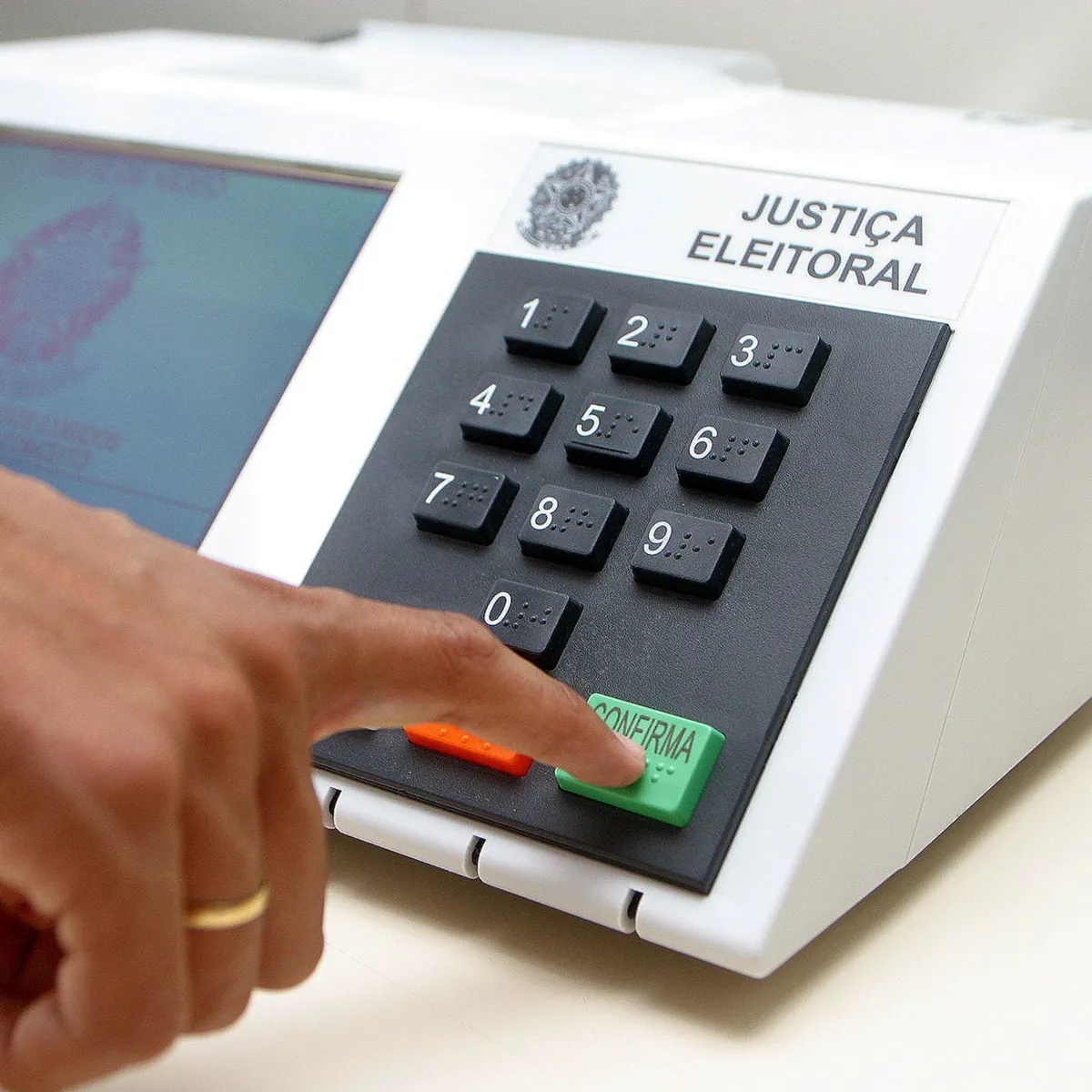 Lei eleitoral restringe criação de benefícios sociais durante o ano das eleições.