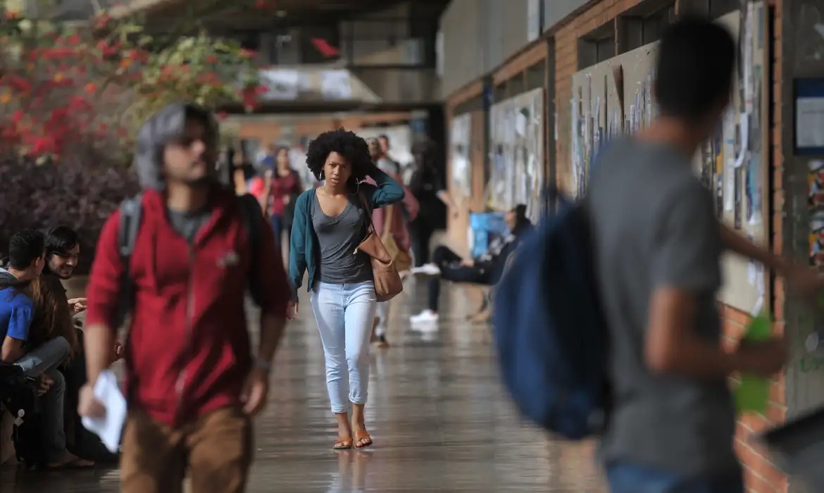 Levantamento mostra que conciliar filhos e universidade ainda leva muitos estudantes a interromper os estudos.