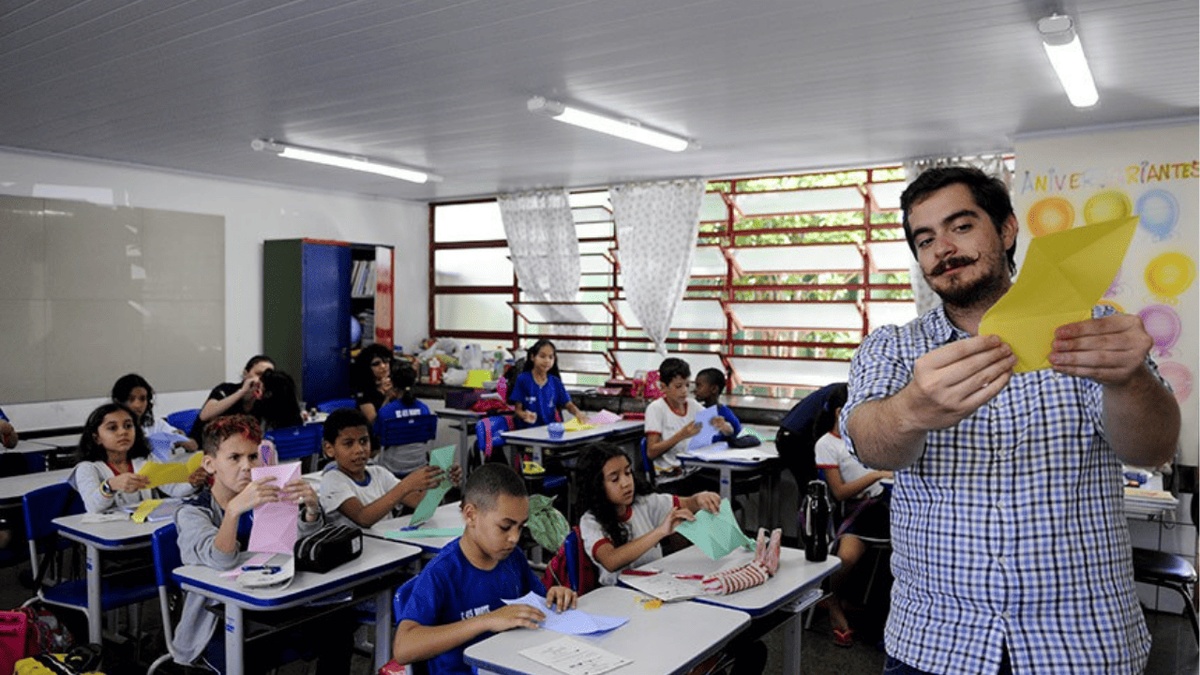 Nova lei inclui educação política e cidadania entre os conteúdos obrigatórios da educação básica.