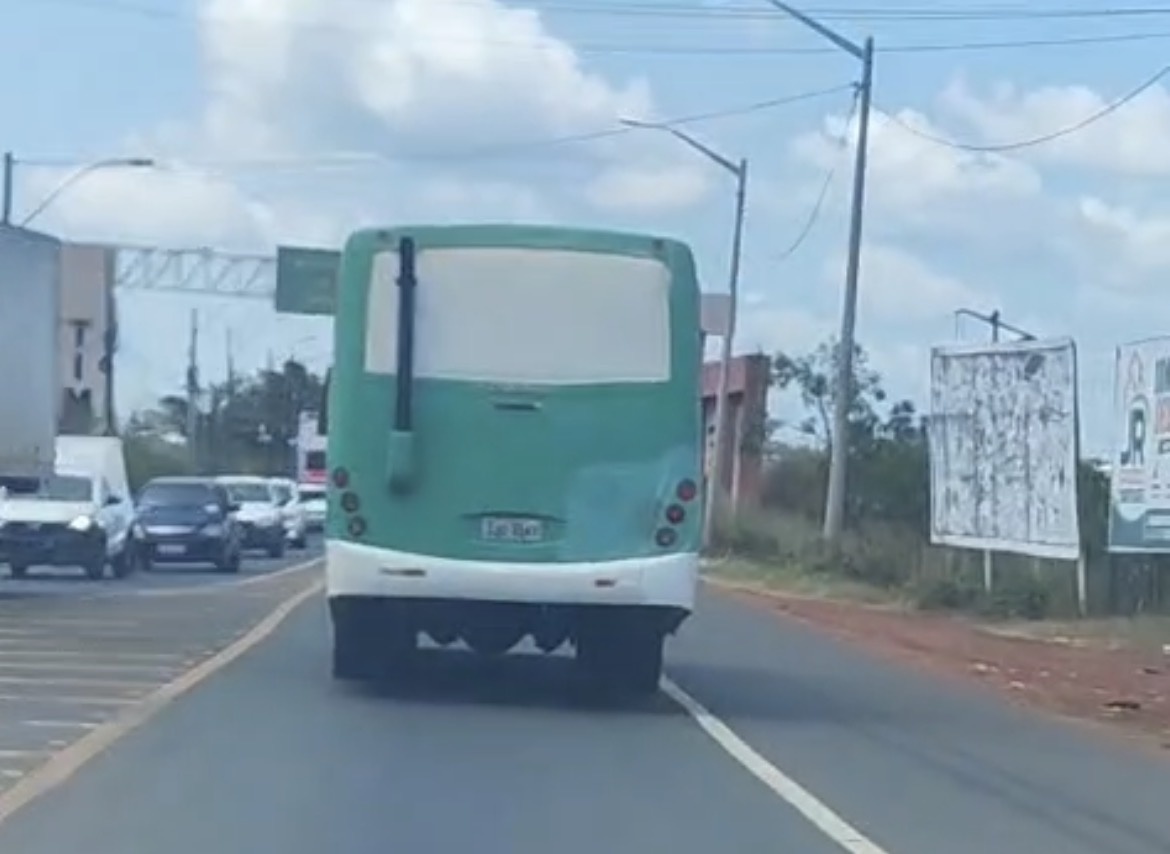 Ônibus com a eleitores para as convenções.